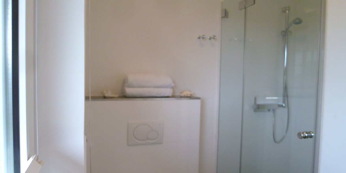 Badezimmer mit Dusche/ WC im Erdgeschoss